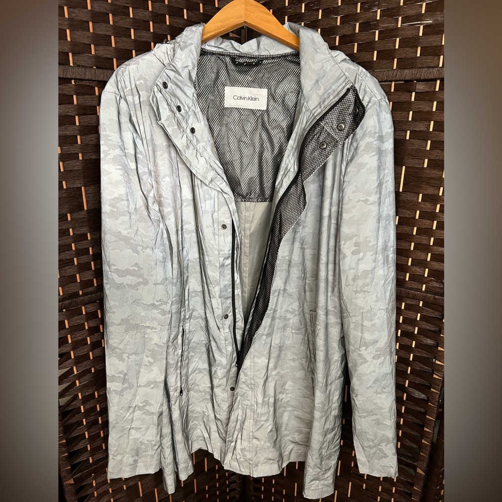 NWOT Calvin Klein Men’s Camouflage Reflective Rain Coat